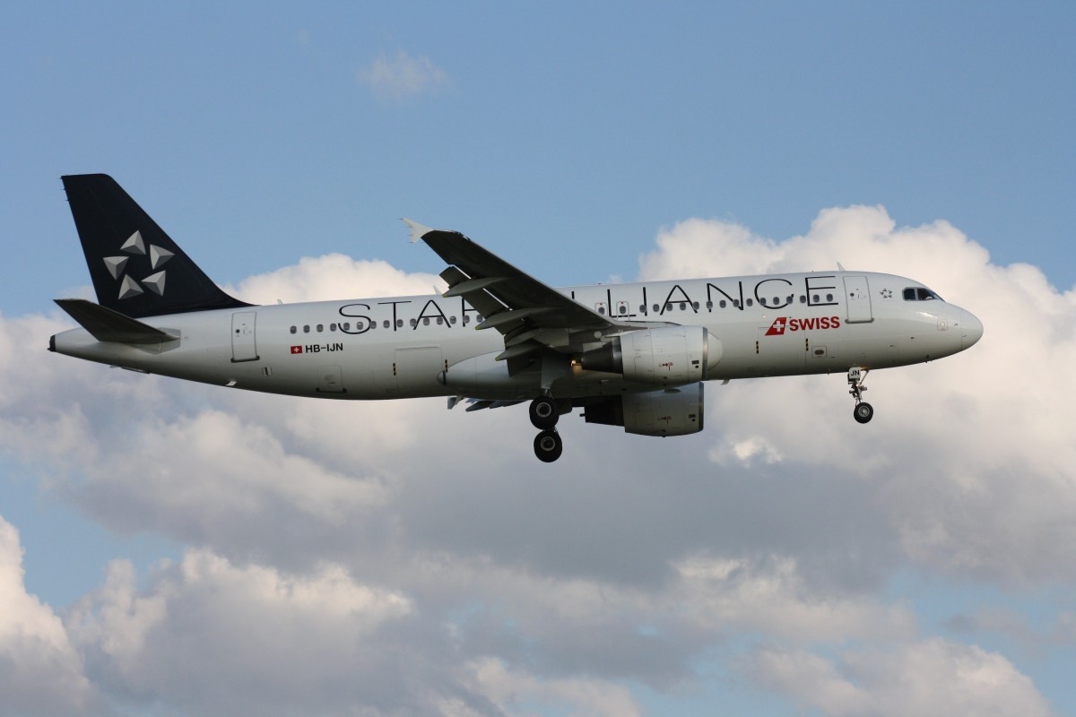 Swiss, HB-IJN, (c/n 643), Airbus A 320-214, 21.07.2015, HAM-EDDH, Hamburg, Germany (STAR ALLIANCE cs.)(Taufname :Crans-Montana) 