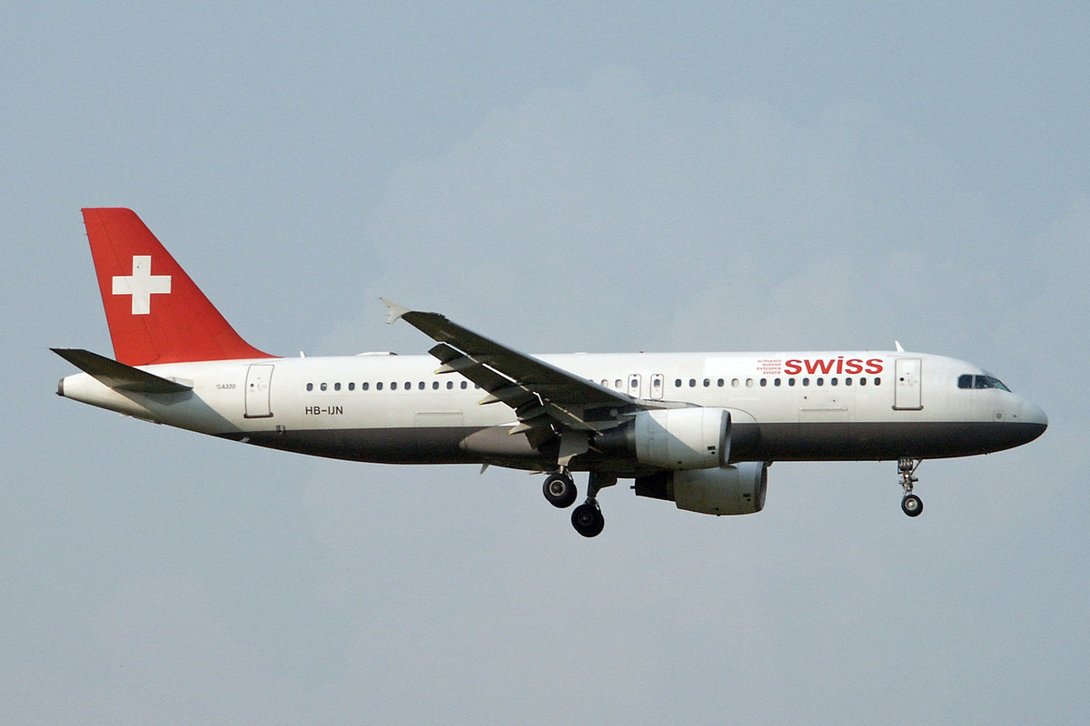 SWISS International Air Lines, HB-IJN, Airbus A320-214, msn: 643,  Crans Montana , 20.Juni 2002, ZRH Zürich, Switzerland.