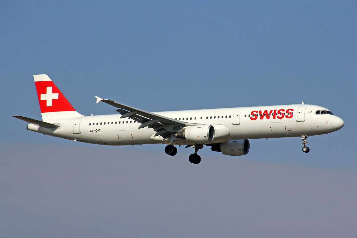 SWISS International Air Lines, HB-IOM, Airbus A321-212.  Biel/Bienne , 15.März 2017, ZRH Zürich, Switzerland.