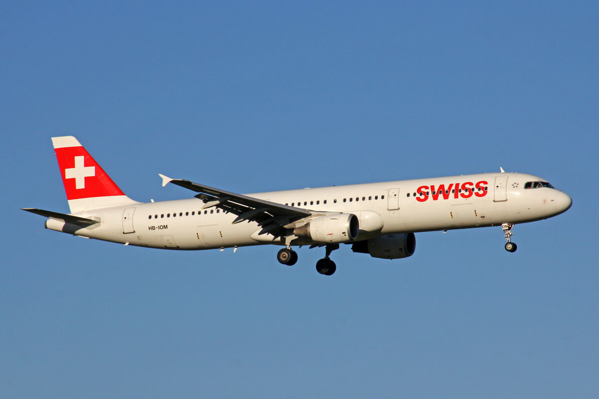 SWISS International Air Lines, HB-IOM, Airbus A321-212, msn: 4534,  Biel/Bienne , 22.Oktober 2021, ZRH Zürich, Switzerland.
