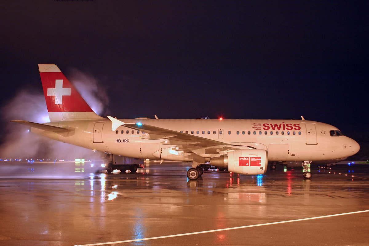 SWISS International Air Lines, HB-IPR, Airbus A319-112, msn: 1018, 12.Dezember 2008, ZRH Zürich, Switzerland. Am Enteiser Platz.