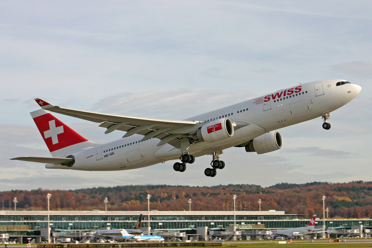 SWISS International Air Lines, HB-IQK, Airbus A330-223, msn: 299, 10.November 2008, ZRH Zürich, Switzerland.