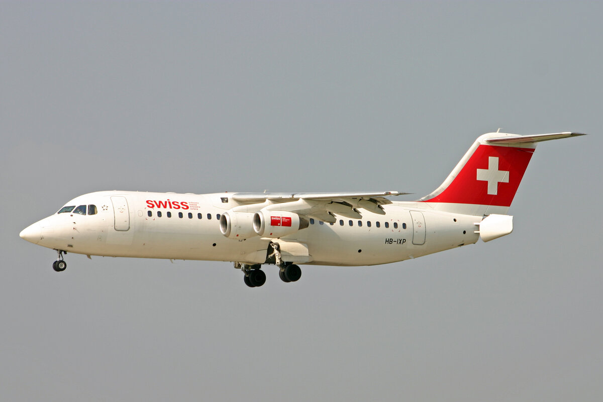 SWISS International Air Lines, HB-IXP, BAe Avro RJ100, msn: E3283, 20.April 2006, ZRH Zürich, Switzerland.