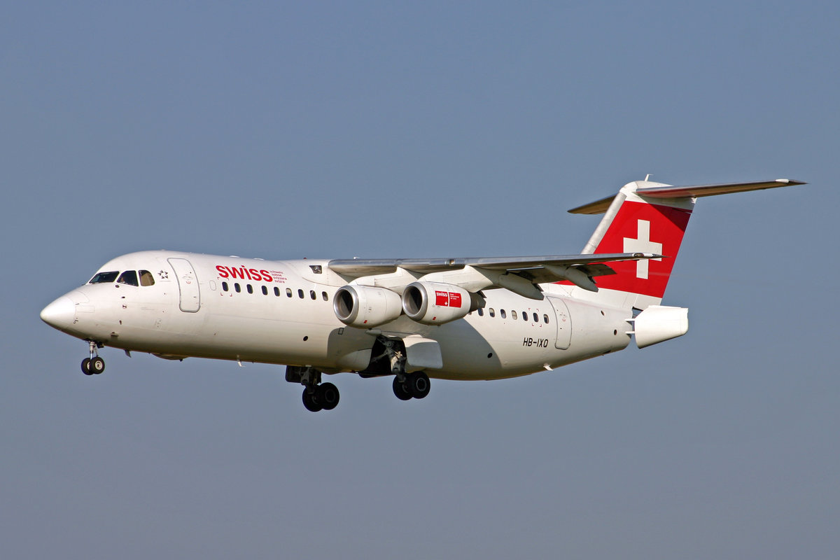 SWISS International Air Lines, HB-IXQ, BAe Avro RJ100, msn: E3282, 24.Juli 2006, ZRH Zürich, Switzerland.