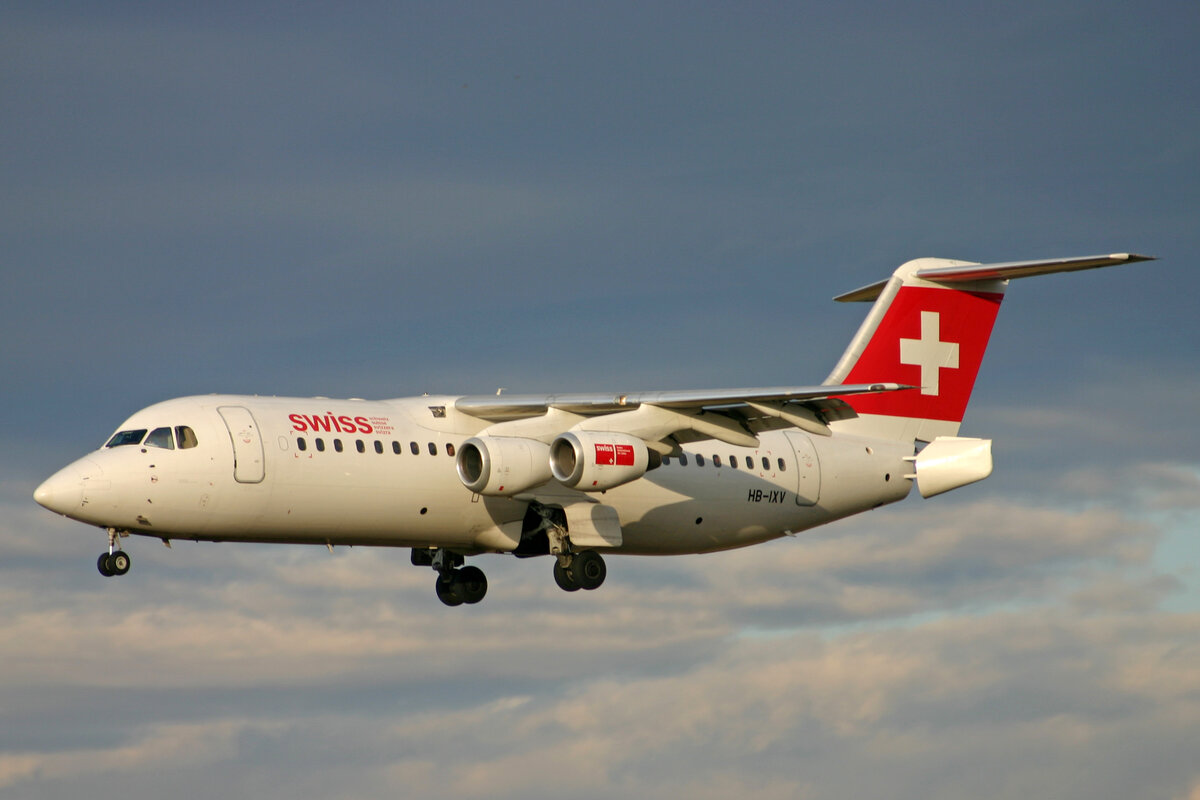 SWISS International Air Lines, HB-IXV, BAe Avro RJ100, msn: 3274, 27.März 2006, ZRH Zürich, Switzerland.