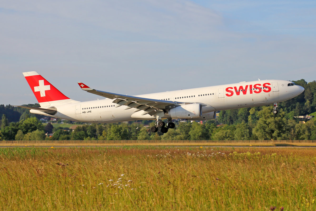 SWISS International Air Lines, HB-JHE, Airbus A330-243X, msn: 1084,  Fribourg , 15.Juni 2018, ZRH Zürich, Switzerland.