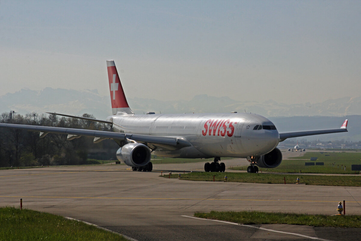 SWISS International Air Lines, HB-JHE, Airbus A330-343X, msn: 1084,  Fribourg , 10.April 2023, ZRH Zürich, Switzerland.