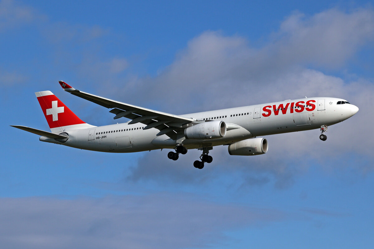 SWISS International Air Lines, HB-JHH, Airbus A330-343X, msn: 1145,  Neuchâtel , 25.November 2023, ZRH Zürich, Switzerland.