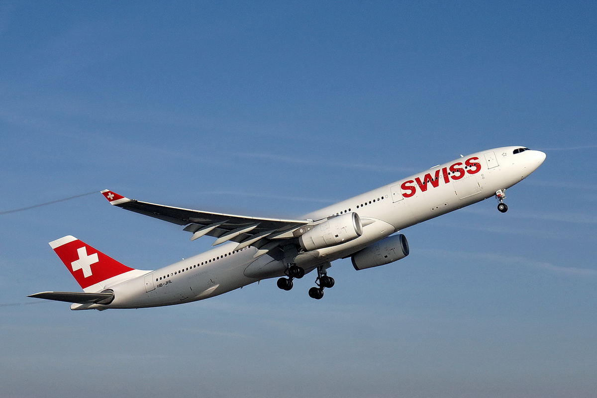 Swiss International Air Lines, HB-JHL, Airbus A330-343. Der nächste A330, hier in der neuen modifizierten Bemalung, erkennbar an der größeren Swiss Aufschrift, folgt Minuten später. 17.12.2013    