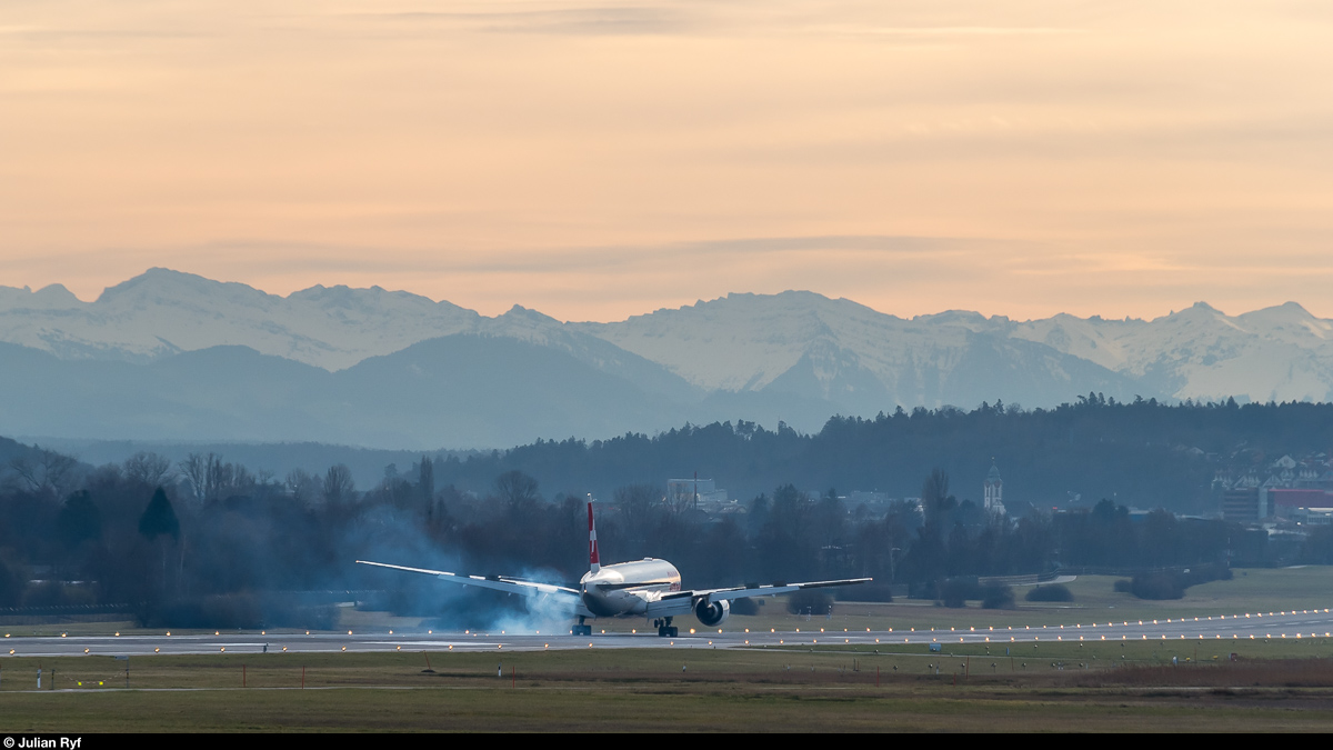 Swiss International Airlines A 330 HB-JNB am 25. Januar 2018 beim Touchdown auf Piste 14 des Flughafens Zürich.