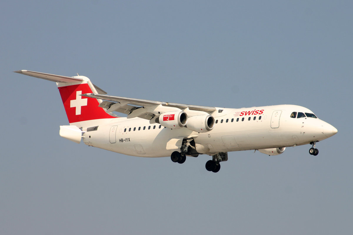 SWISS International Airlines, HB-IYX, BAe Avro RJ100, msn: 3357, 04.März 2005, ZRH Zürich, Switzerland.