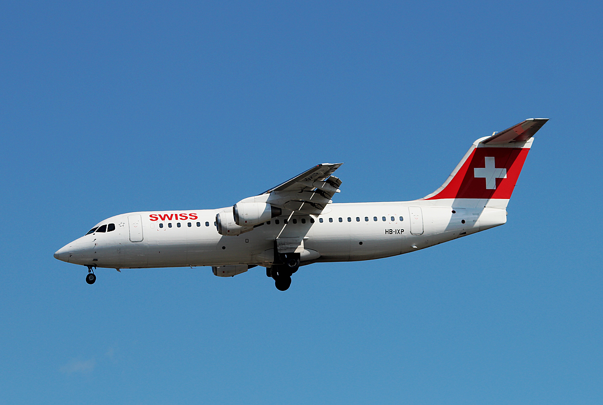 Swiss RJ100 HB-IXP bei der Landung in Berlin-Tegel am 11.07.2015