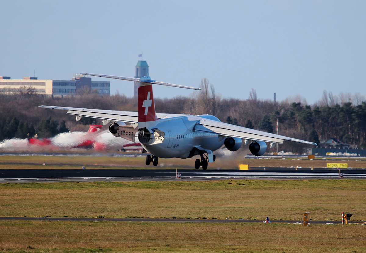 Swiss RJ100 HB-IXX bei der Landung in Berlin-Tegel am 08.02.2015