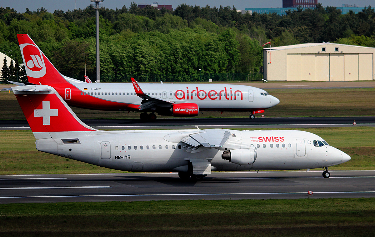 Swiss RJ100 HB-IYR beim Start in Berlin-Tegel am 27.04.2014. Air Berlin B 737-86J D-ABMP nach der Landung.