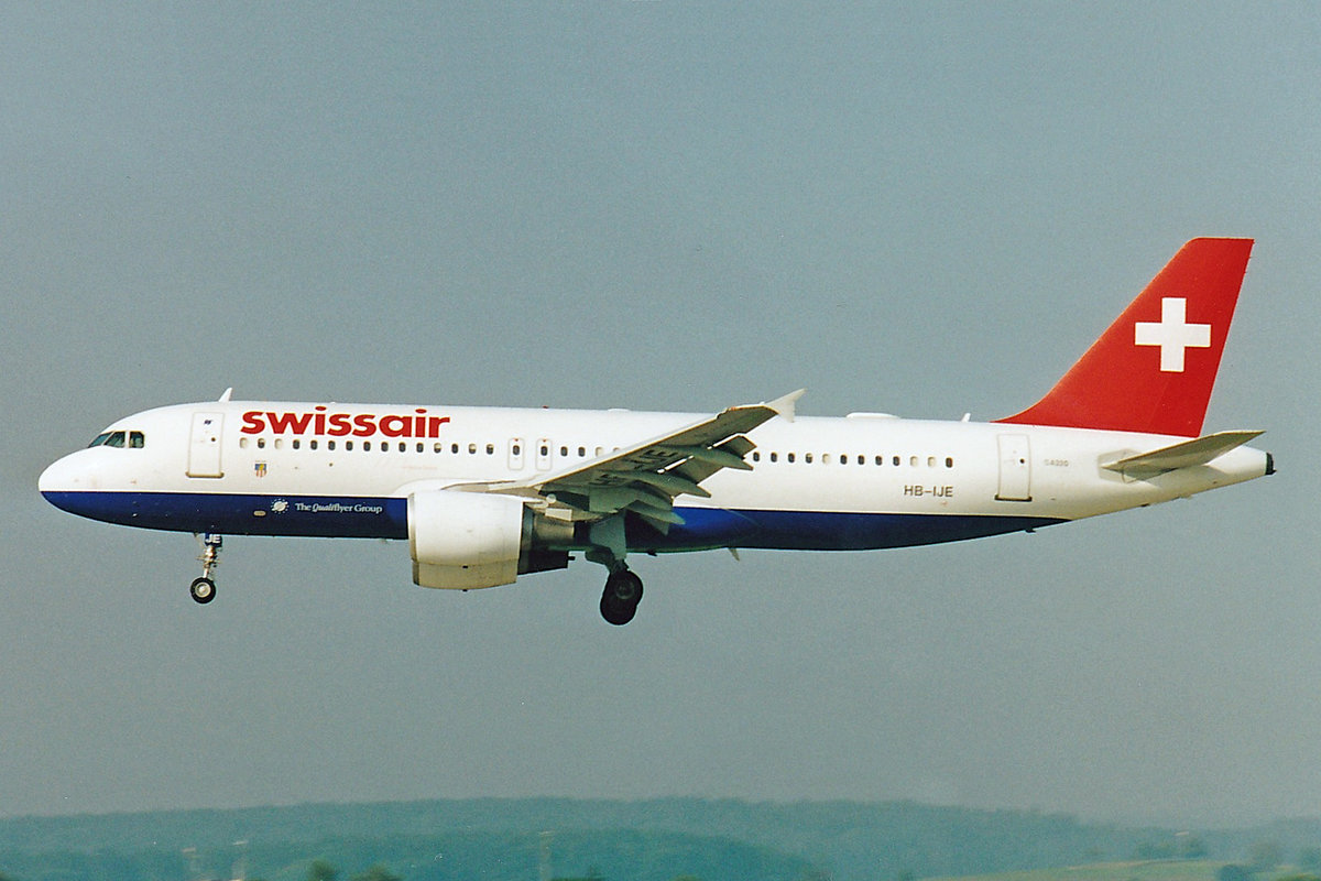 SWISSAIR, HB-IJE, Airbus A320-214, msn: 559,  Dübendorf , April 2001, ZRH Zürich, Switzerland. Scan aus der Mottenkiste.