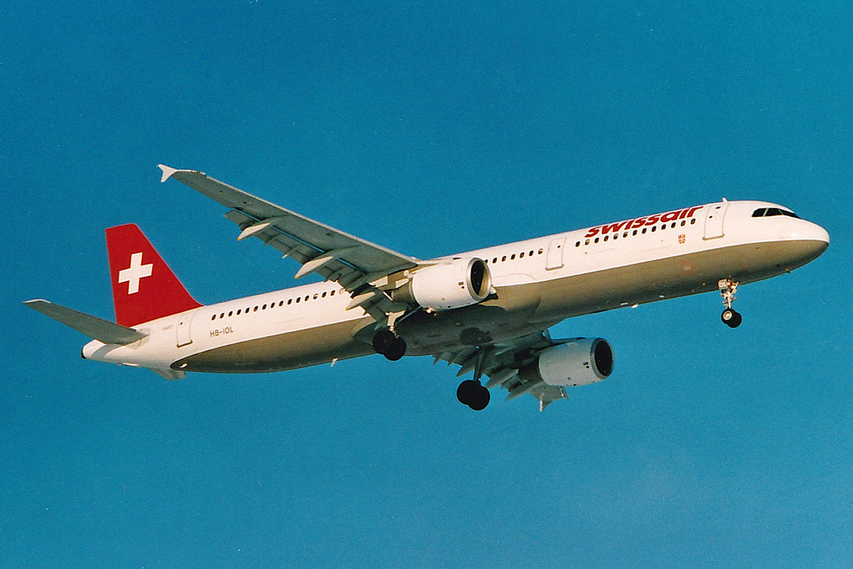 Swissair, HB-IOL, Airbus A321-111, msn: 1144,  Lugano , Januar 2000, ZRH Zürich, Switzerland. Scan aus der Mottenkiste.