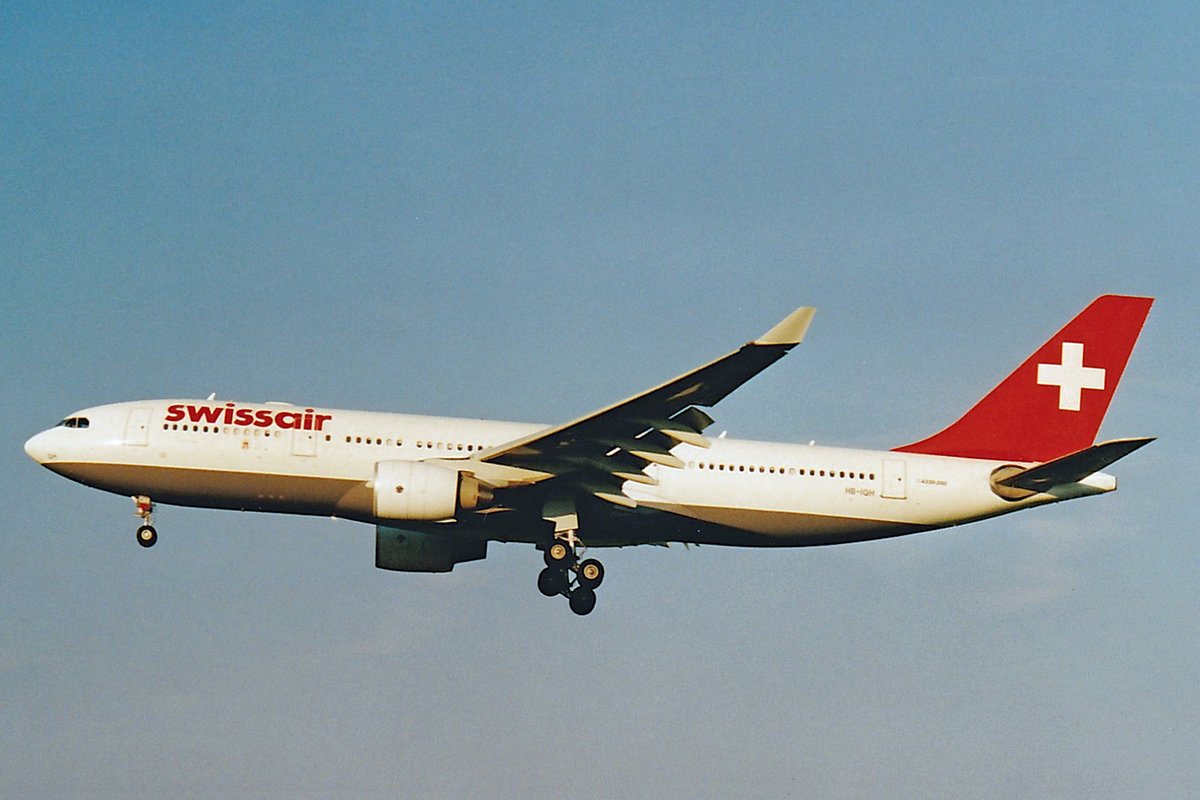 SWISSAIR, HB-IQH, Airbus A330-223, msn: 288, Juli 2001, ZRH Zürich, Switzerland. Scan aus der Mottenkiste.