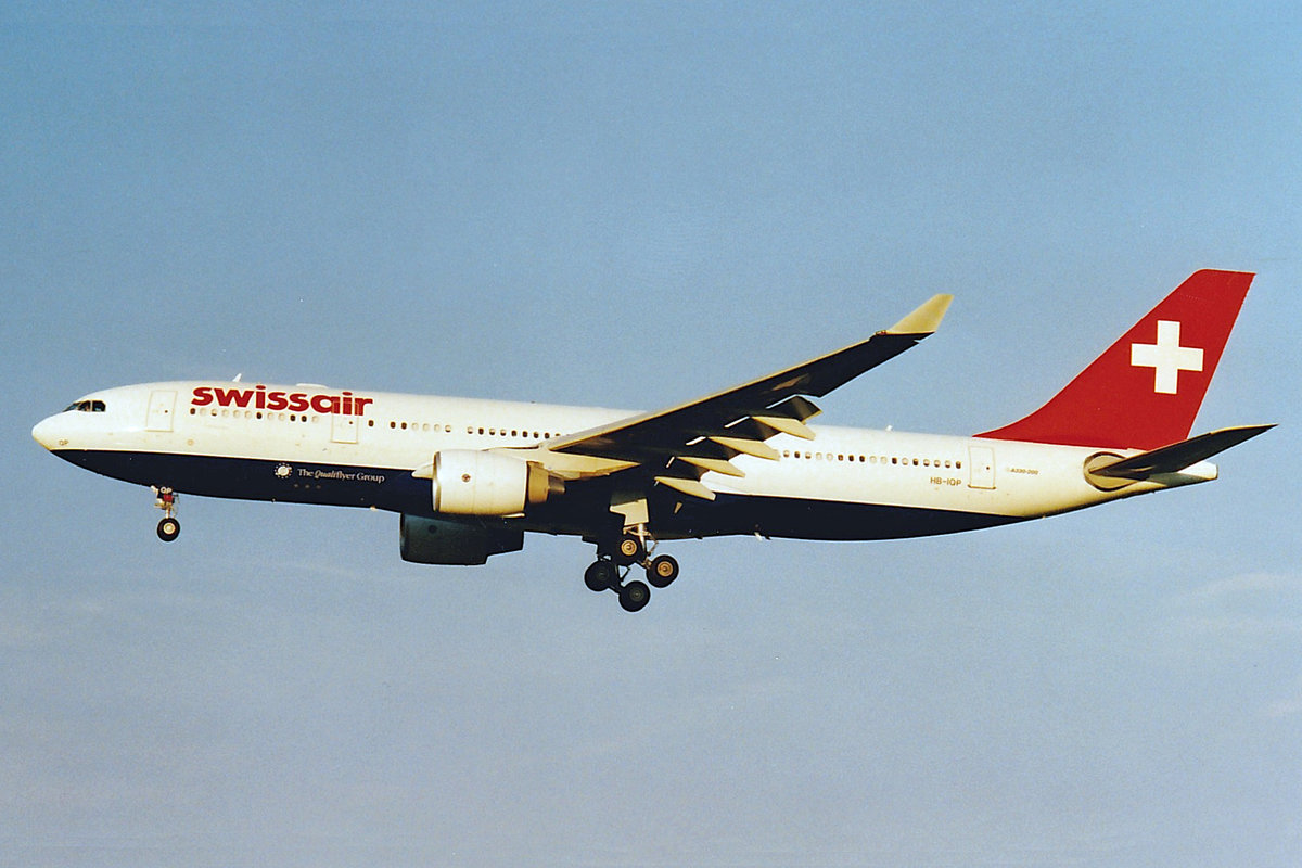 SWISSAIR, HB-IQP, Airbus A330-223, msn: 366, Juli 2001, ZRH Zürich, Switzerland. Scan aus der Mottenkiste.