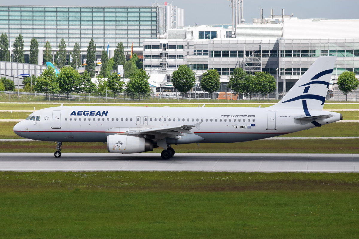 SX-DGB Aegean Airlines Airbus A320-232  in München beim Start am 20.05.2016