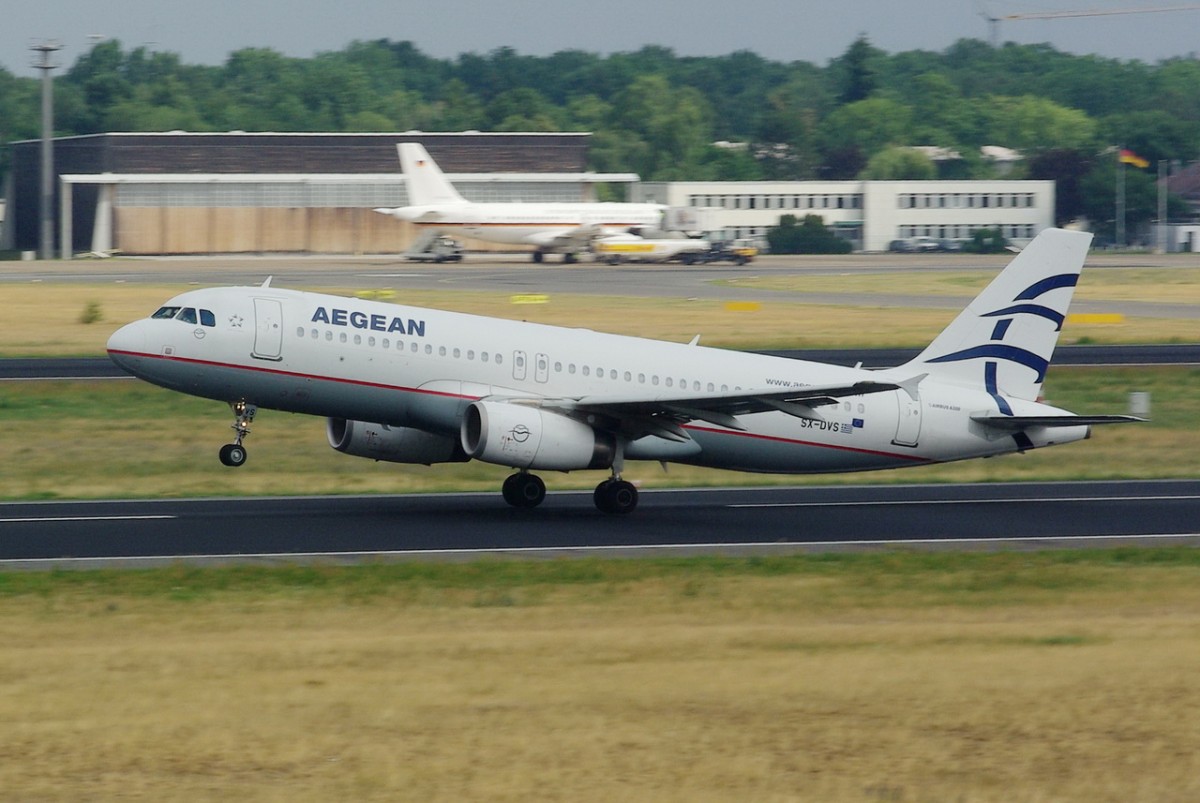 SX-DVS Aegean Airlines Airbus A320-232   am 08.07.2015 in Tegel beim Start