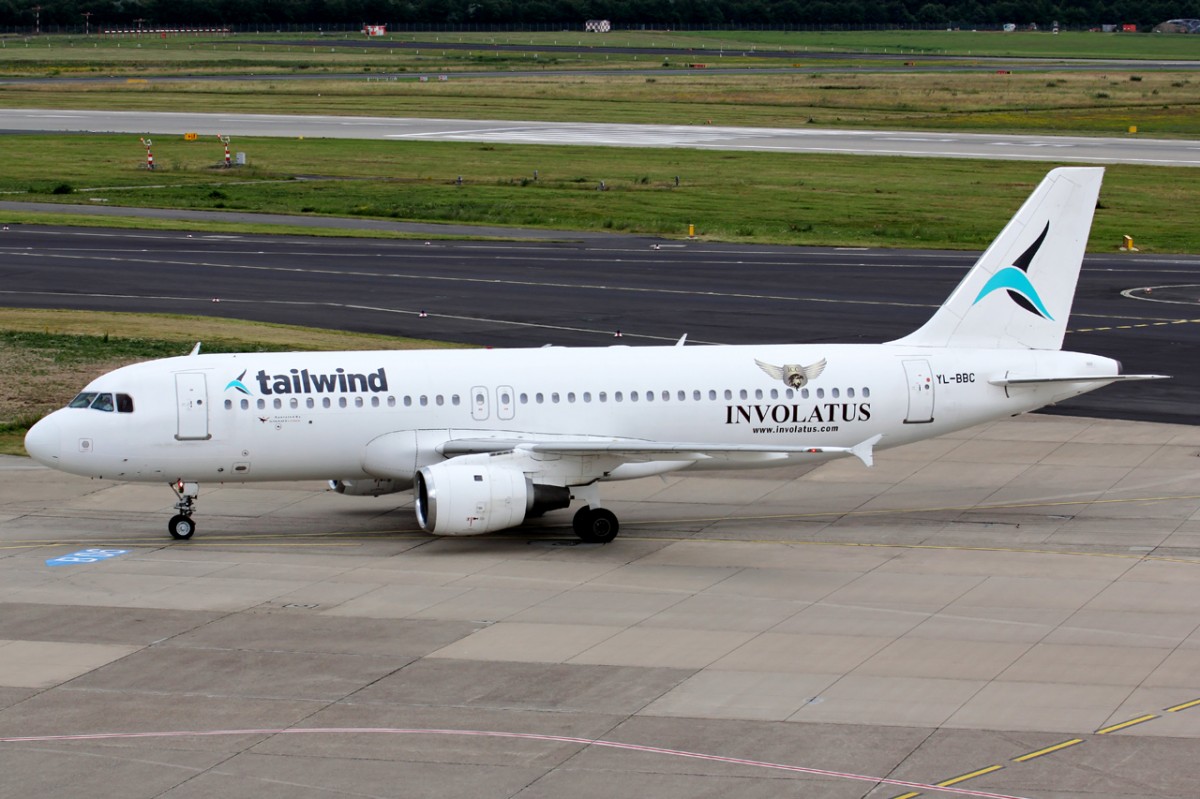 Tailwind Airlines YL-BBC rollt zum Gate am Flughafen Düsseldorf 5.7.2014