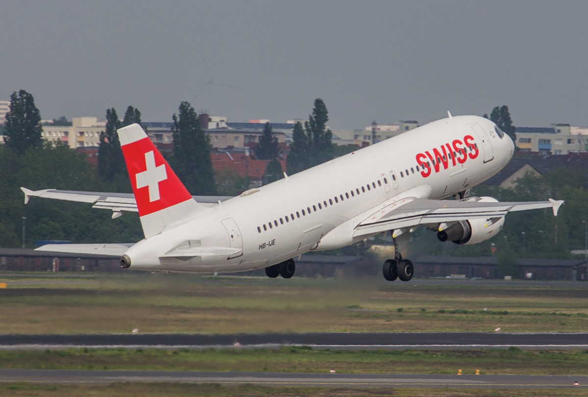 Take off in Berlin, ein Airbus 320 von Swiss starten in Richtung Schweiz, Berlin 23.04.2014

Swiss - Airbus 320 - HB-IJE