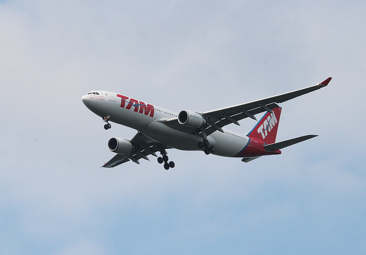 TAM A 330-223 PT-MVT bei der Landung in Frankfurt am 10.06.2013