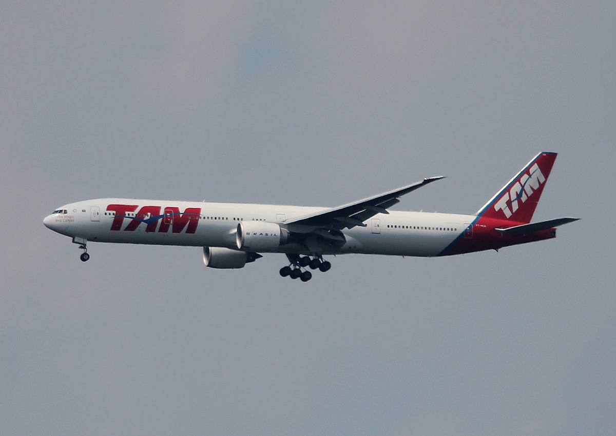 TAM B 777-32W(ER) PT-MUA bei der Landung in Frankfurt am 11.06.2013
