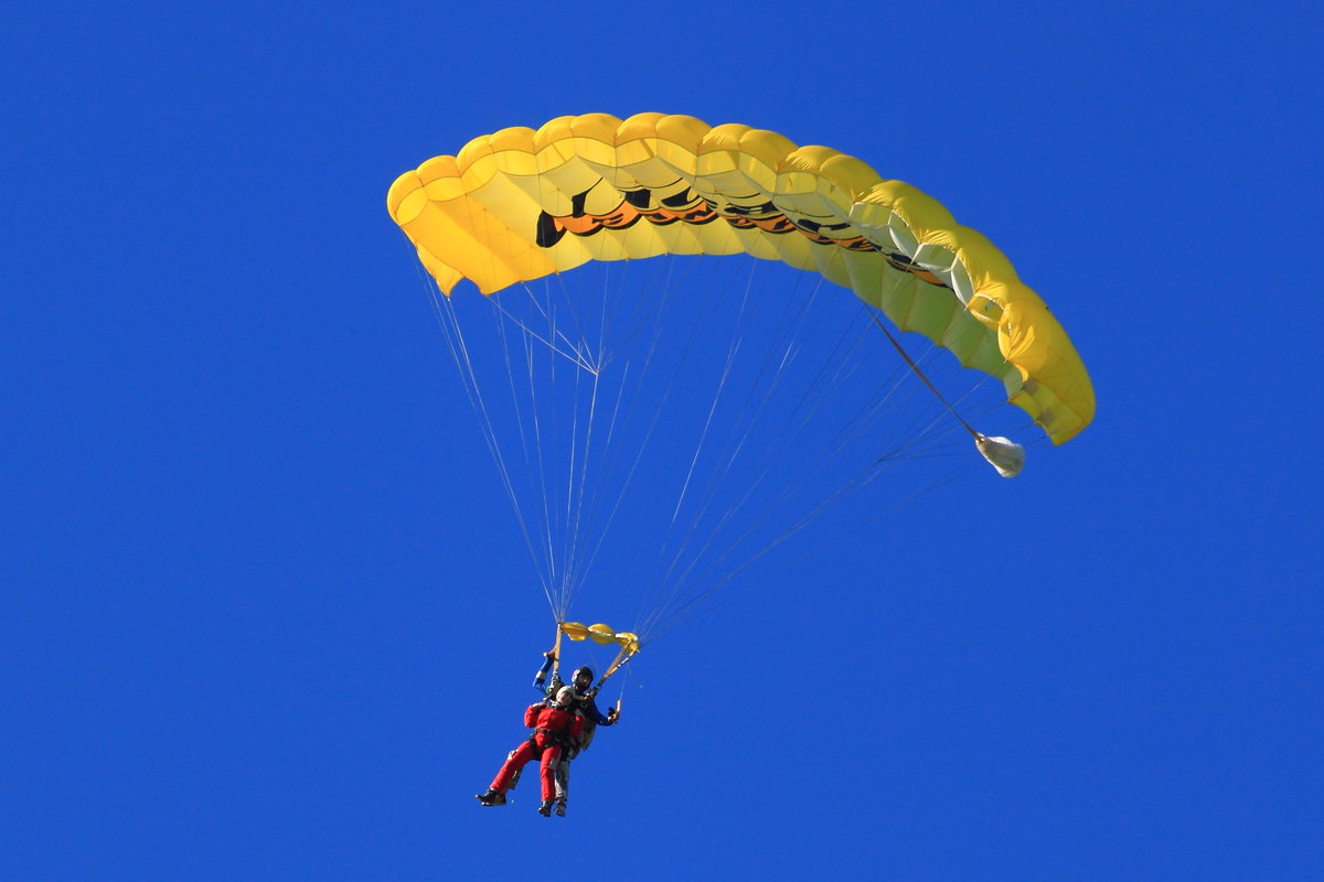 Tandemspringer am Icarus-Fallschirm in Ailertchen (EDGA). Aufnahmedatum: 05.05.2018.
