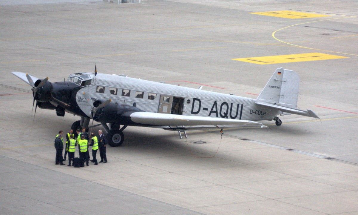  Tante Ju  , so eine weitverbreitete Bezeichnug fr die Junkers Ju 52, hier auf dem 
Vorfeld des Flughafens  DRS (Dresden International) 06.10.2013 10:41 Uhr, kurz vor dem Start   Rundflug Dresden 