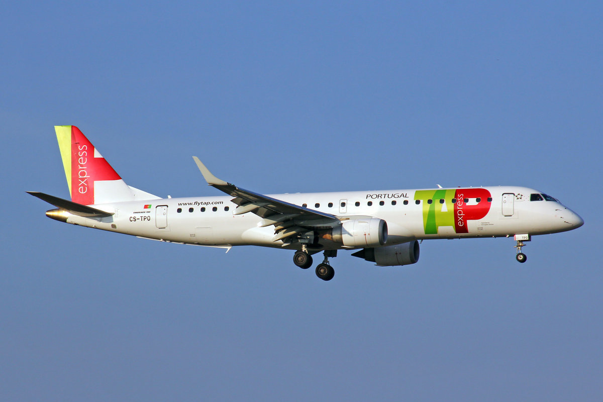 TAP Express (Operated by Portugalia Airlines), CS-TPO, Embraer Emb-190LR,  Açores , 25.März 2017, ZRH Zürich, Switzerland.