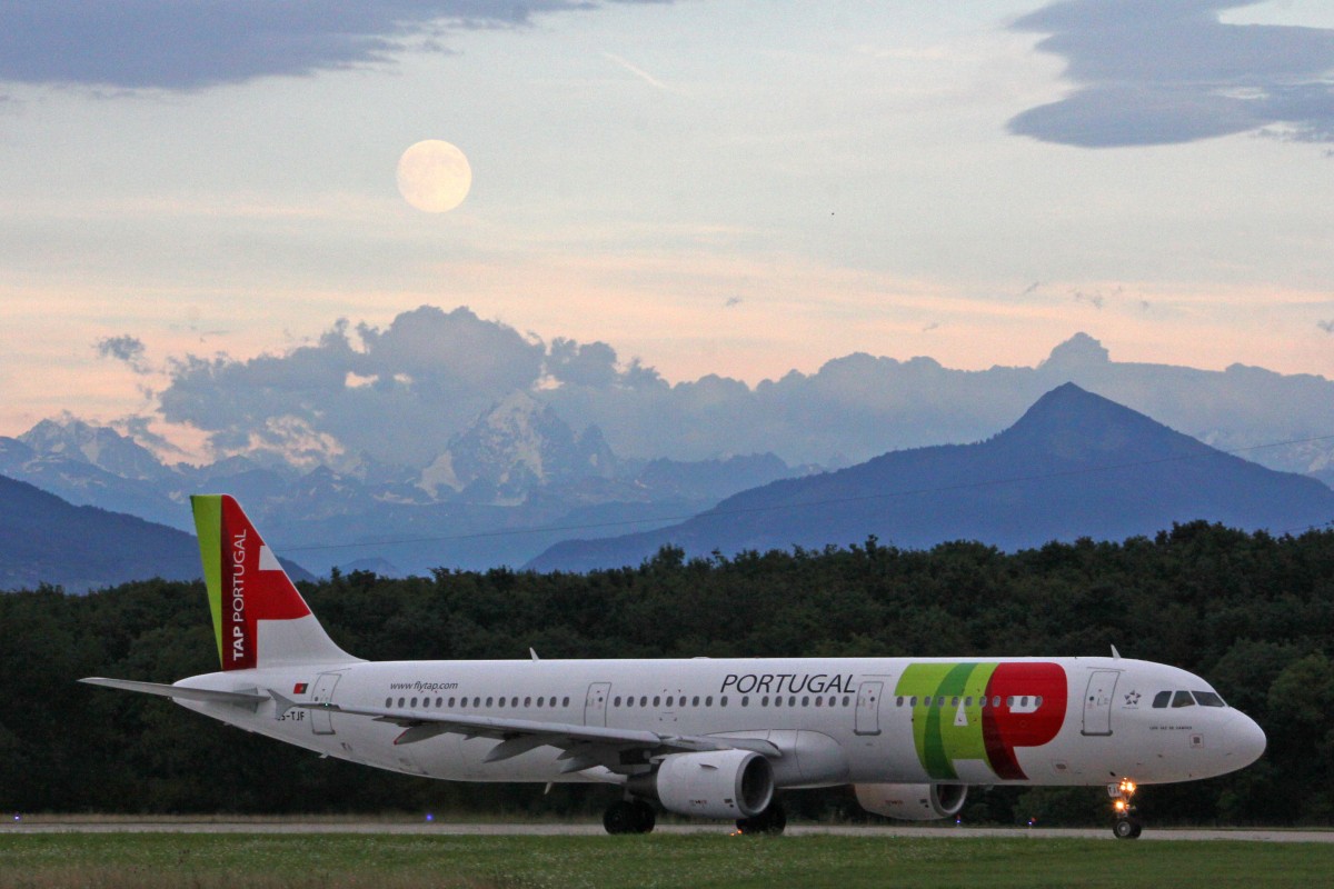 TAP Portugal, CS-TJF, Airbus A321-211,  Luís vaz de Camões , 9. August 2014, GVA  Genève, Switzerland. Dämmerungsfoto mit Mondschein.