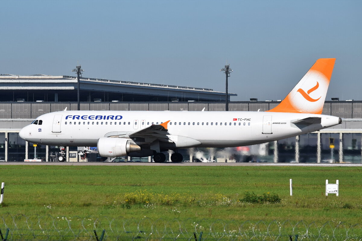 TC-FHC , Freebird Airlines , Airbus A320-214 , Berlin-Brandenburg  Willy Brandt  , BER , 07.10.2021 ,  
