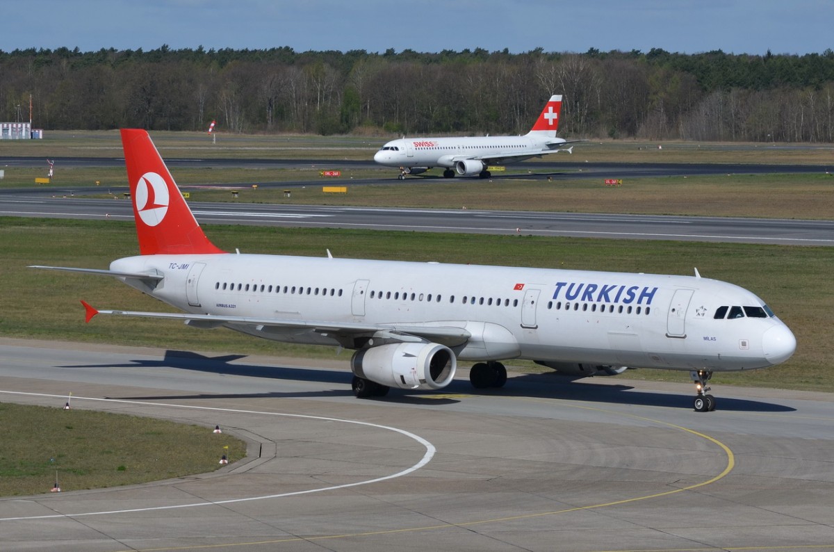 TC-JMI Turkish Airlines Airbus A321-232  zum Gate in Tegel  16.04.2015
