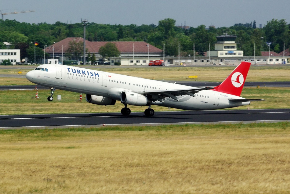 TC-JMJ Turkish Airlines Airbus A321-232   beim Start in Tegel am 08.07.2015