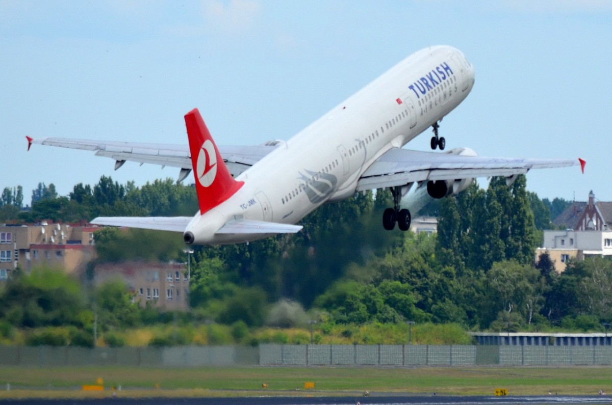 TC-JMK Turkish Airlines Airbus A321-232    in Tegel am 26.06.2014 gestartet