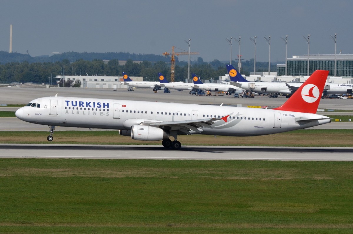TC-JML Turkish Airlines Airbus A321-231  am 11.09.2015 in München bei der Landung
