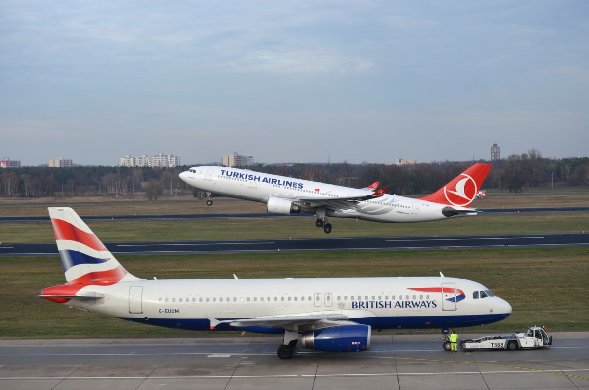 TC-JNA Turkish Airlines Airbus A330-203   gestartet am 24.11.2015 in Tegel , im Vordergrund  G-EUUM British Airways Airbus A320-232 