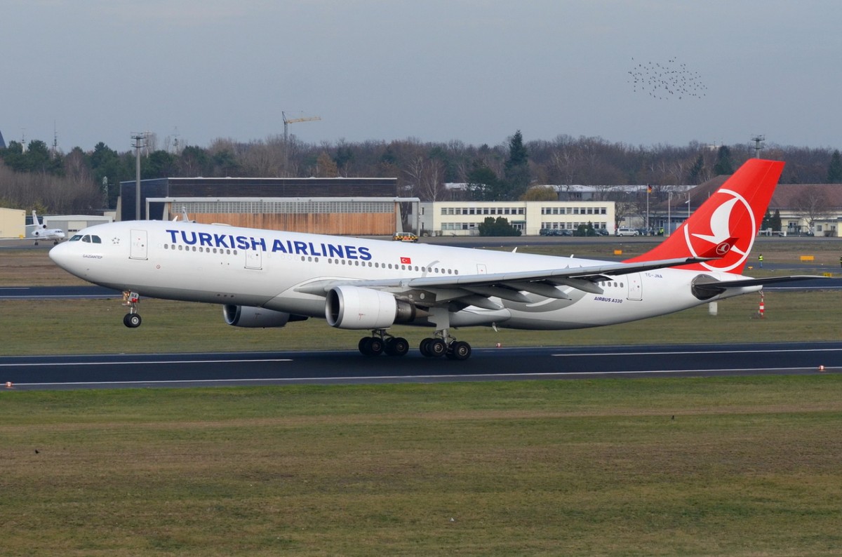 TC-JNA Turkish Airlines Airbus A330-203   beim Start in Tegel am 24.11.2015