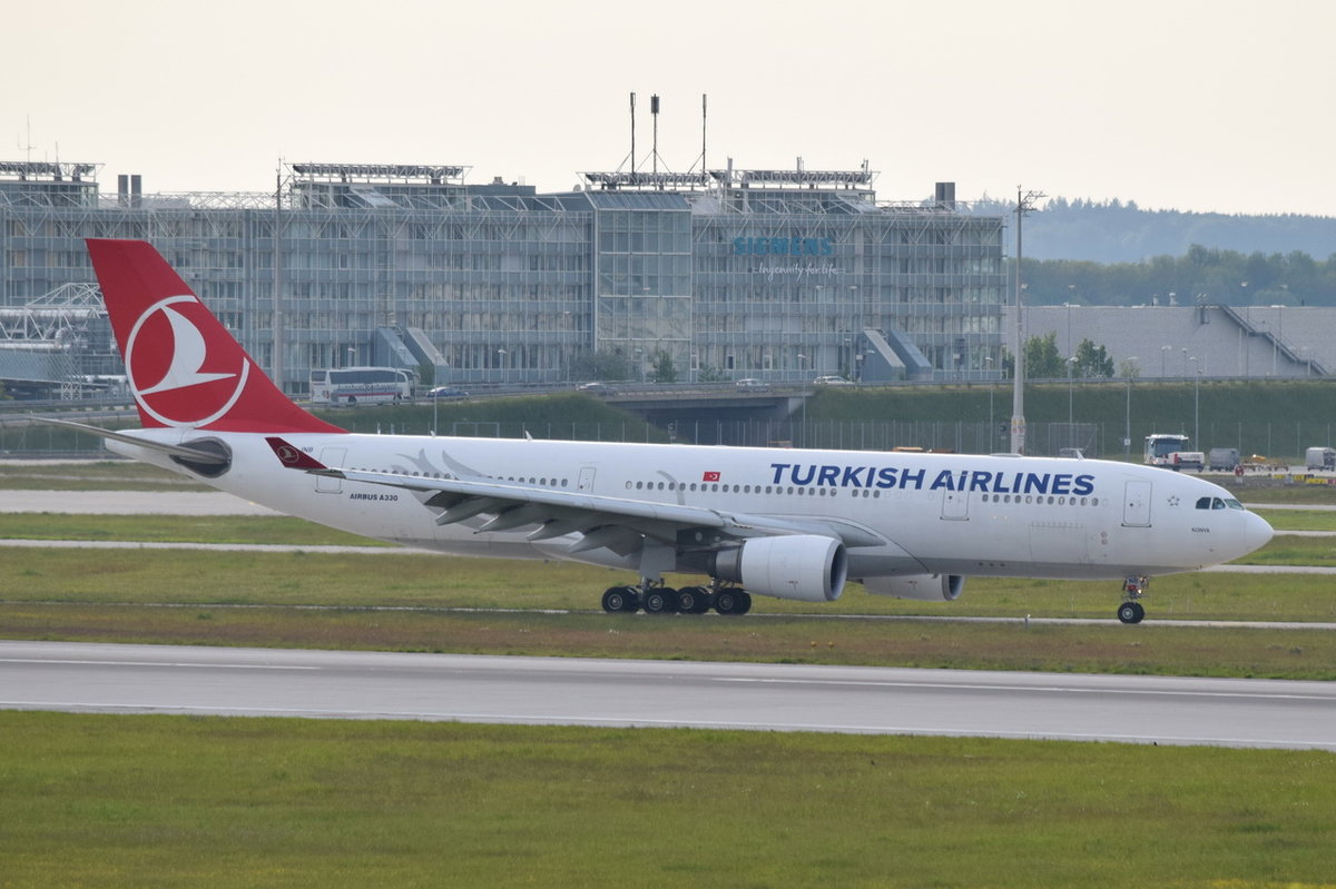 TC-JNB Turkish Airlines Airbus A330-203  in München zum Gate am 18.05.2016