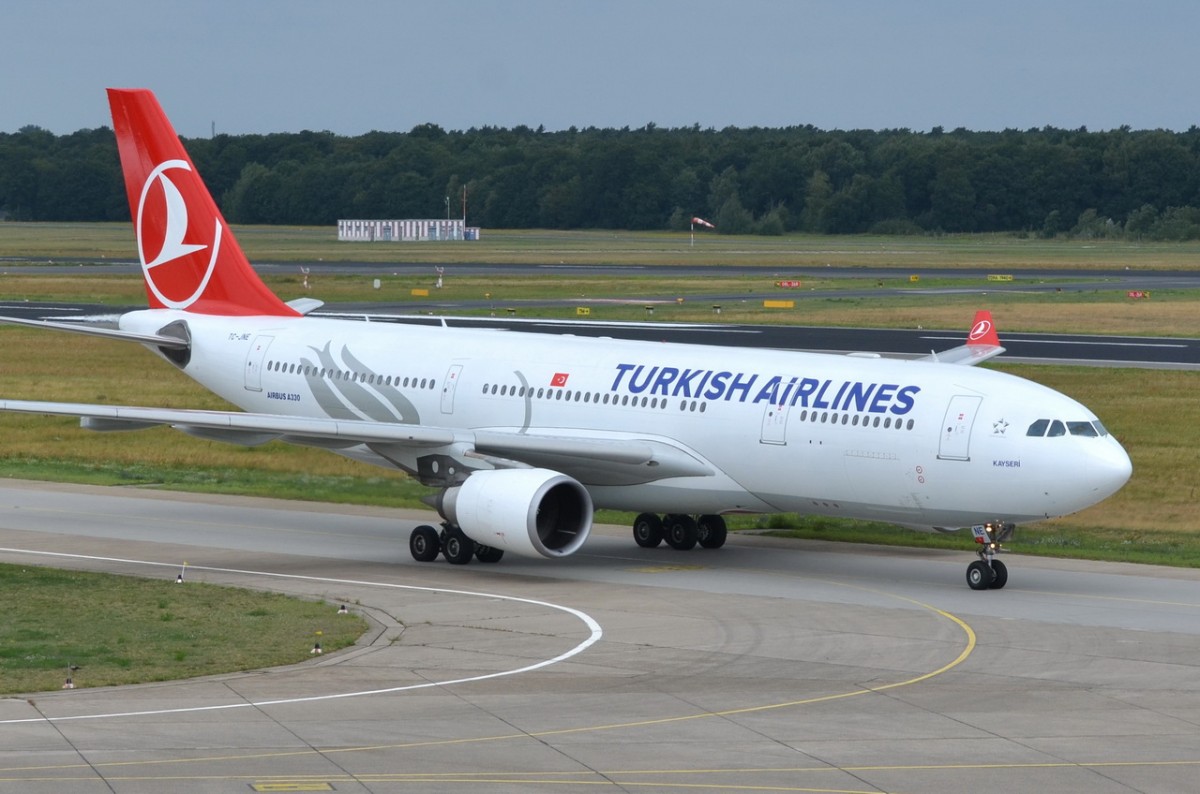 TC-JNE Turkish Airlines Airbus A330-203   in Tegel am 28.07.2015 zum Gate