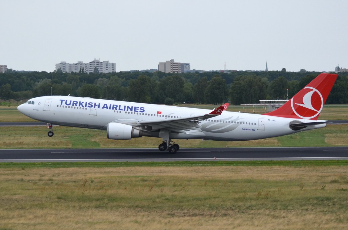 TC-JNE Turkish Airlines Airbus A330-203    am 28.07.2015 in Tegel beim Start