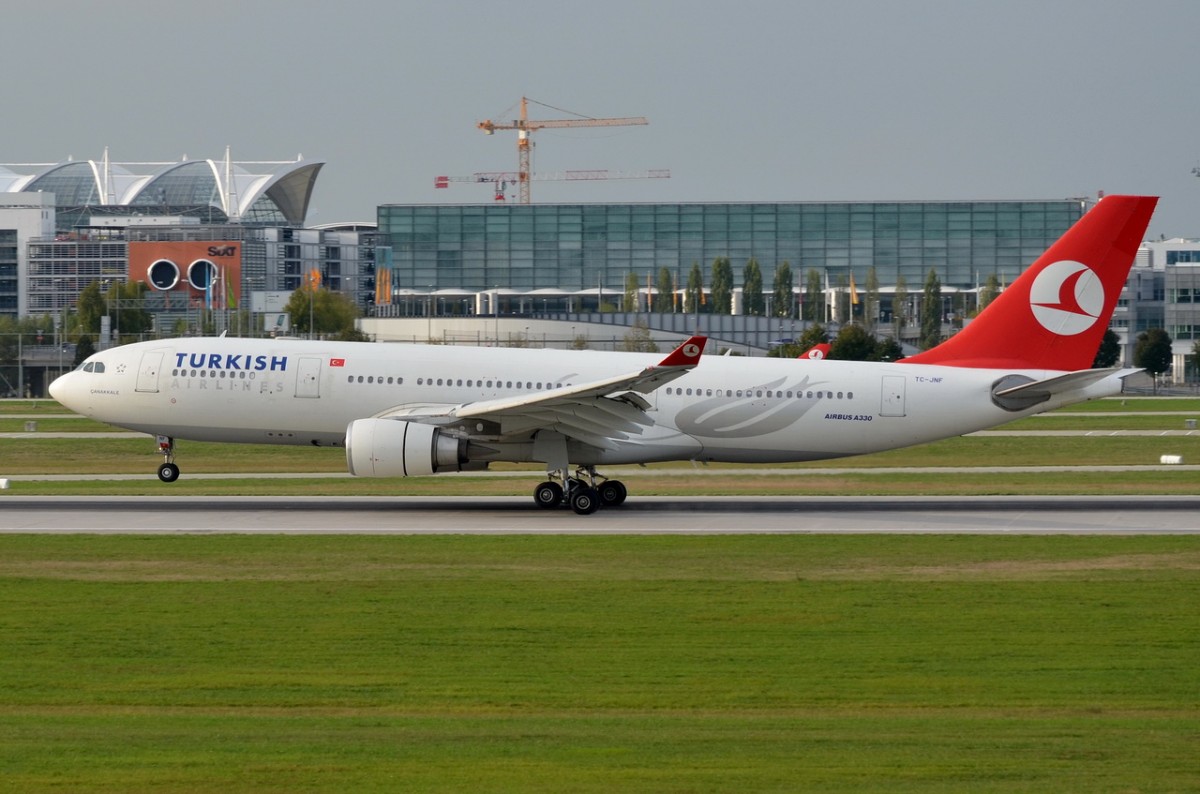 TC-JNF Turkish Airlines Airbus A330-202    bei der Landung in München am 11.09.2015