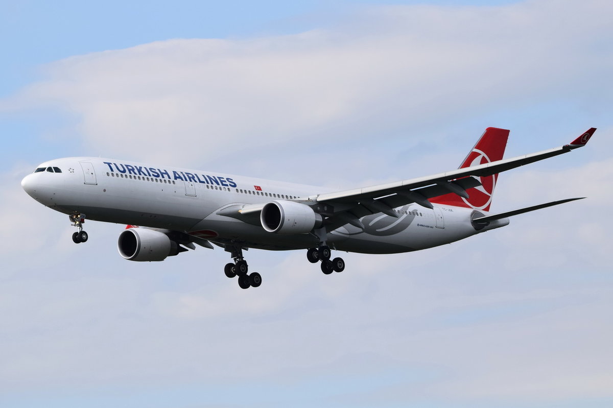 TC-JOK Turkish Airlines Airbus A330-303  in Frankfurt beim Landeanflug am 06.08.2016