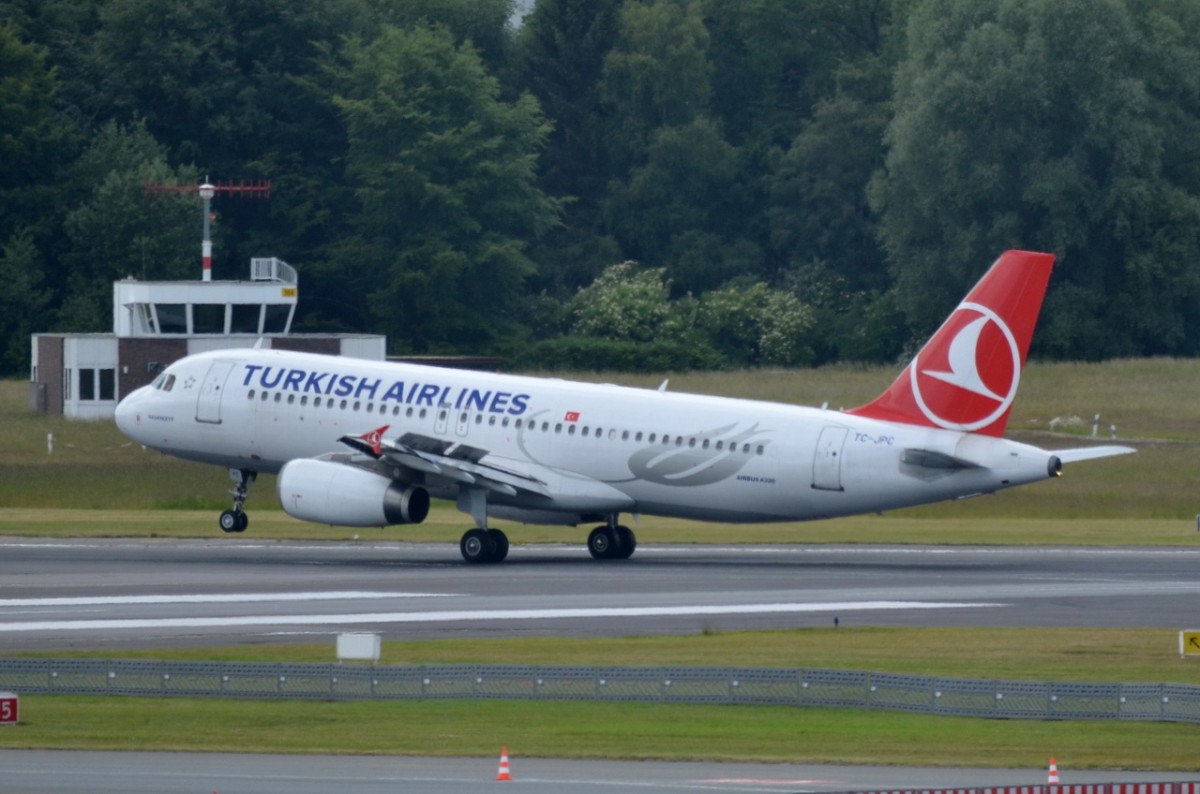 TC-JPC Turkish Airlines Airbus A320-232   bei der Landung in Hamburg am 15.06.2015