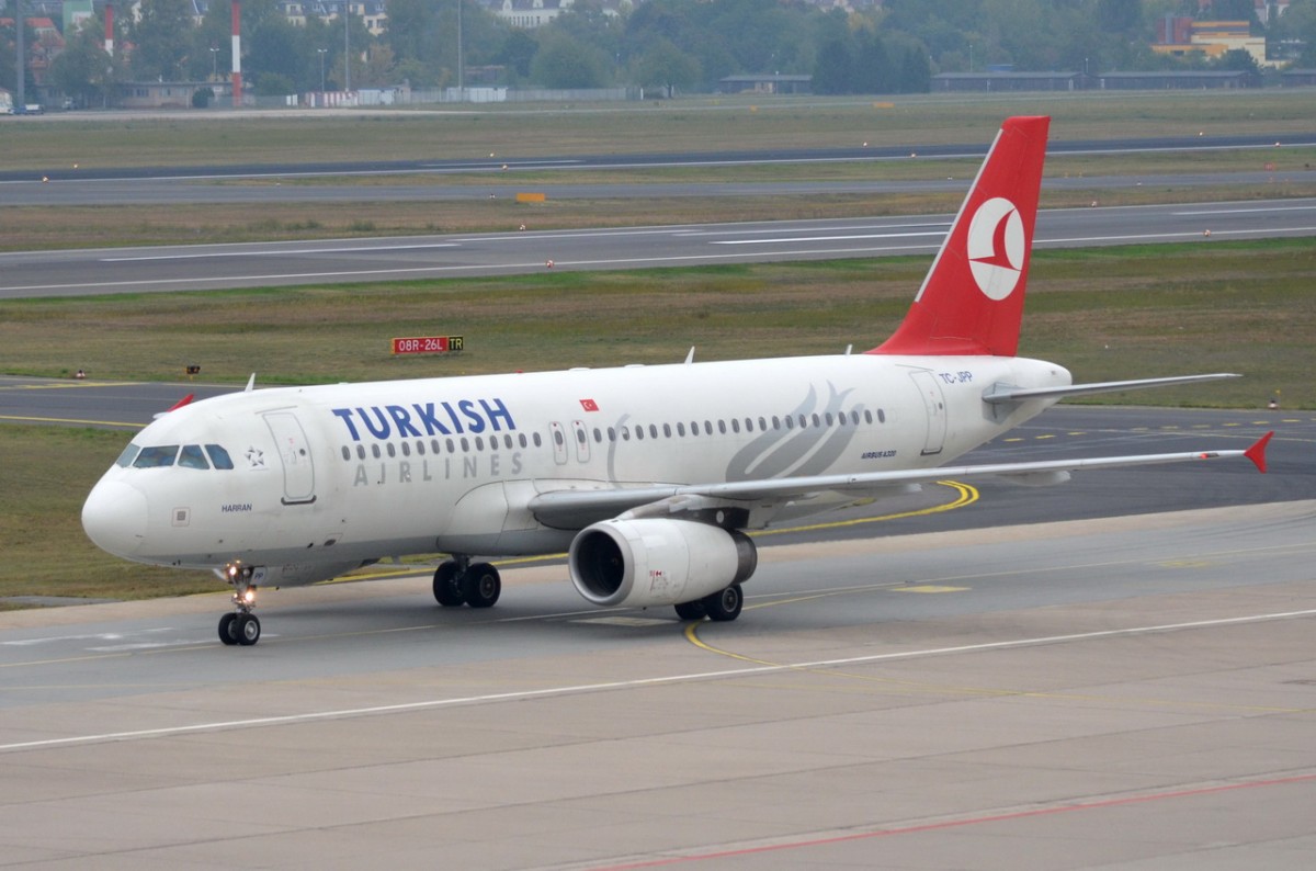 TC-JPP Turkish Airlines Airbus A320-232   zum Gate in Tegel am 12.09.2014