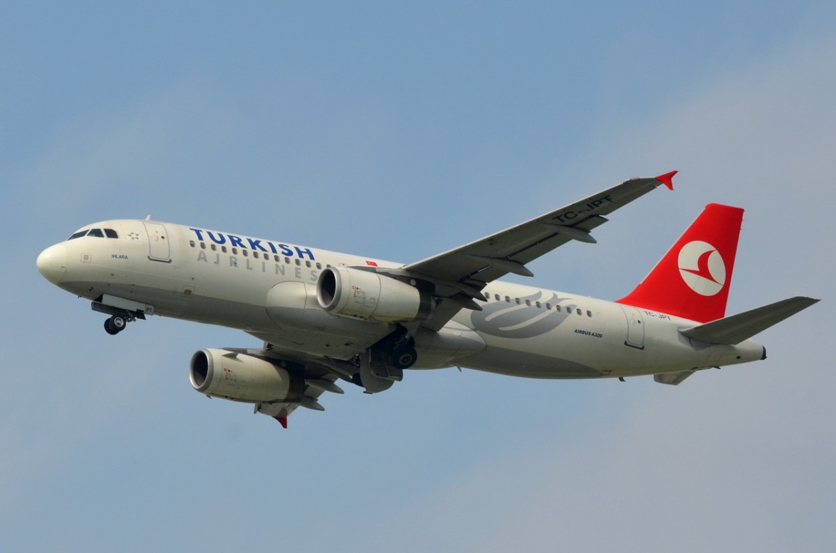 TC-JPT Turkish Airlines Airbus A320-232  in München am 13.05.2015 gestartet