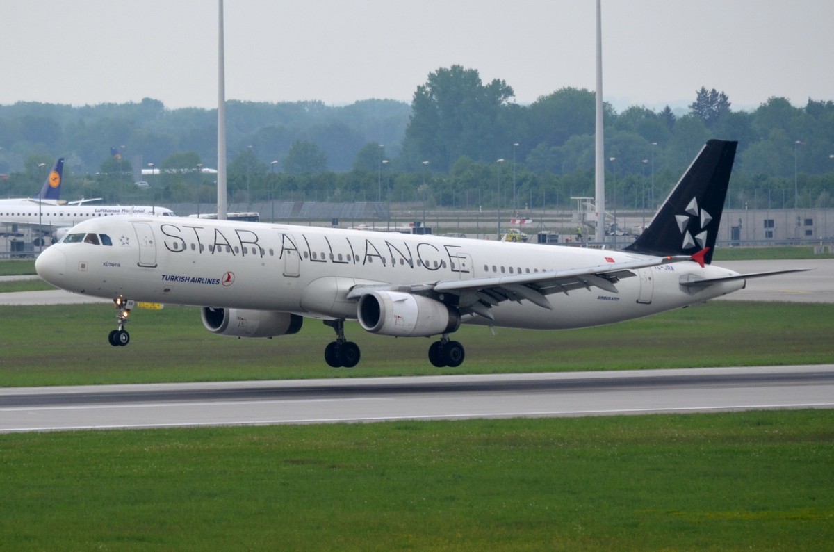 TC-JRA Turkish Airlines Airbus A321-231  bei der Landung in München am 13.05.2015