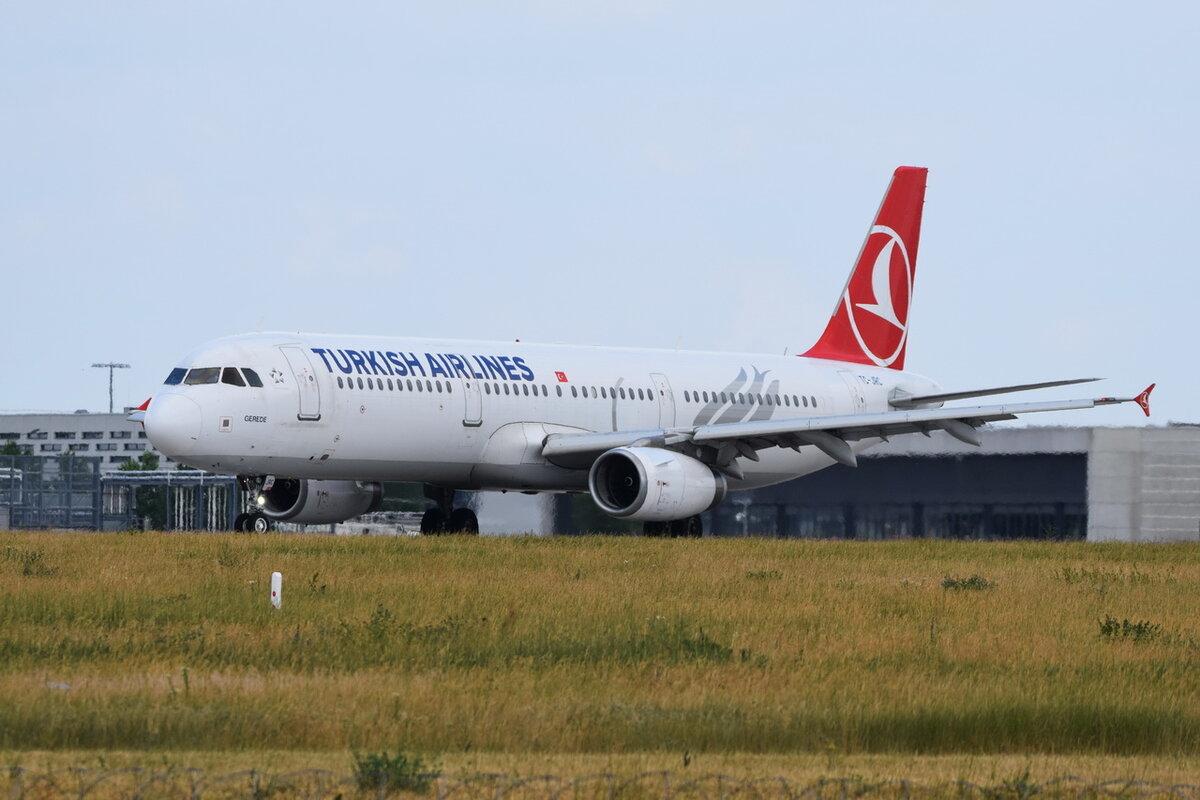 TC-JRC , Turkish Airlines , Airbus A321-231 , Berlin-Brandenburg  Willy Brandt  , BER , 26.06.2021 ,