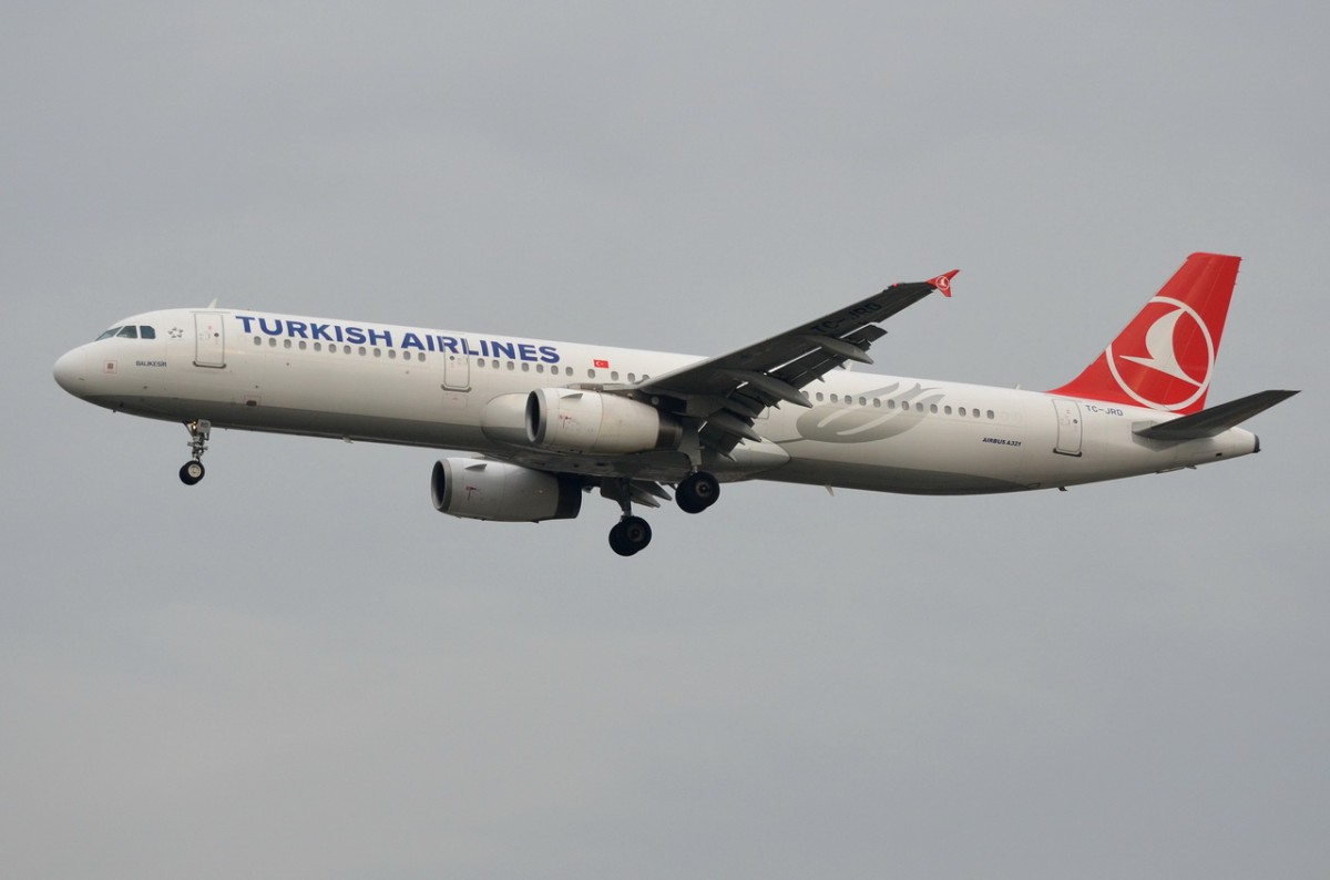 TC-JRD Turkish Airlines Airbus A321-231  Balikesir    in Tegel bein Landeanflug am 05.11.2014